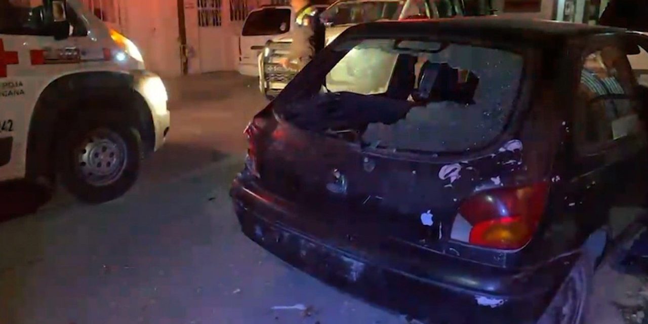 Pareja en motocicleta choca contra auto estacionado en Saltillo