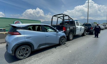 Saltillo: Joven choca patrulla estatal y provoca carambola en LEA