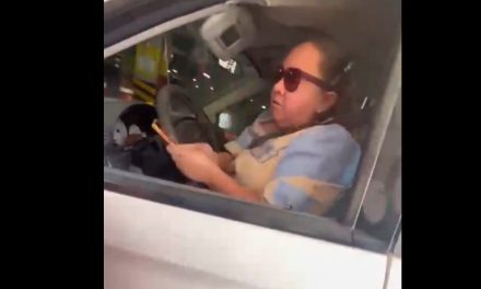 Conductora causa polémica al exigir que peatones ‘frenen’ para dejar pasar autos