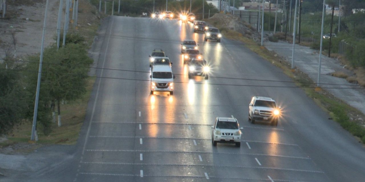 Pintan las rayas blancas divisorias de carriles del lado de Ramos Arizpe