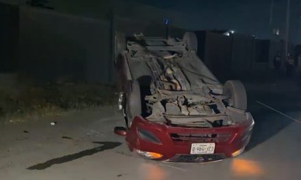 Provoca volcadura tras choque por alcance en Saltillo