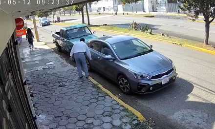 Dueño de tiendita en Puebla le raya el auto a estudiante por estacionarse frente a su negocio (video)
