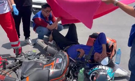 Repartidor de Rappi termina con fracturas expuestas tras choque en estacionamiento