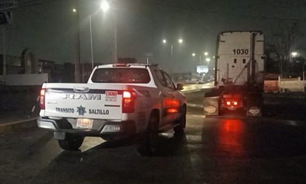 Tráiler se estrella contra el muro central en el Periférico