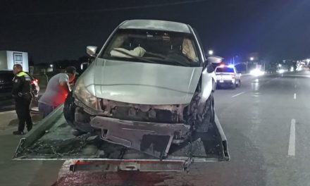 Se estrella y quita derecho de paso en Saltillo