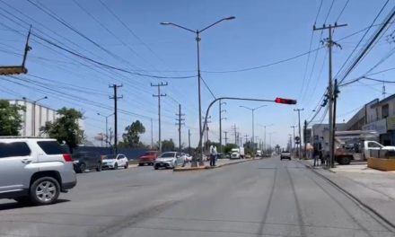 Saltillo: Semáforo a punto de caer en el bulevar Isidro López Zertuche