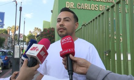 Se manifiestan enfermeras y enfermeros del IMSS; no les pagan su salario completo