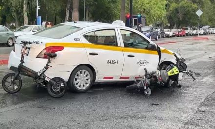 Taxista provoca aparatoso accidente tras retornar sin precaución en el centro de Saltillo
