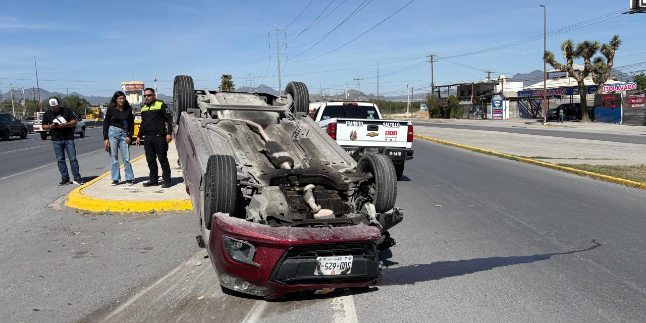 Saltillo: Auto termina ‘patas pa’ arriba’ tras accidente en Fundadores