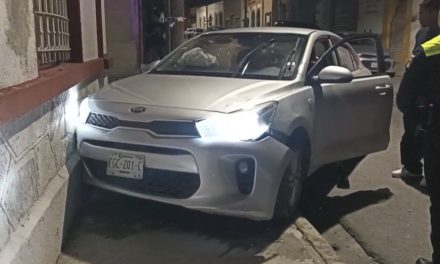 Termina subiendo a la banqueta tras choque en la zona centro