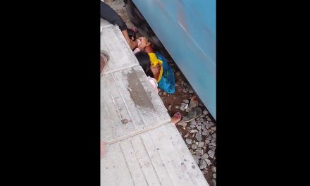 Mujer protege con su cuerpo a dos niños durante el paso de un tren  en la India (video)