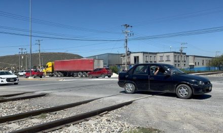 Niña de 3 años muere y su hermana de 1 año resulta grave tras ser atropelladas por tren en Saltillo