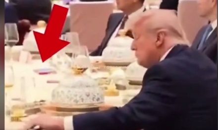 ¡Atrapado! Captan a Trump revisando los apuntes de Xi Jinping en plena cena oficial