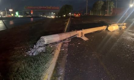 Vehículo fantasma derriba poste con transformador en Fundadores