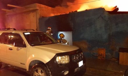 Voraz incendio consume una vivienda en el centro de Ramos Arizpe