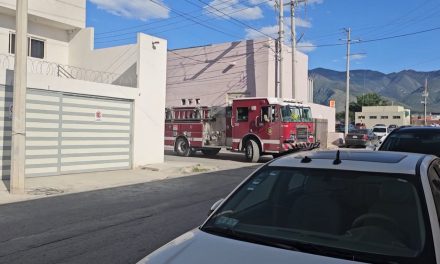 Voraz incendio consume dos camionetas en Saltillo