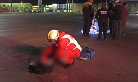 Saltillo: Motociclista y su acompañante vuelan tras pegar en la cuneta