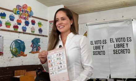 Marimar Arroyo emite su voto