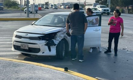 Conductores afirman tener el verde al mismo tiempo y ocasionan accidente en Saltillo