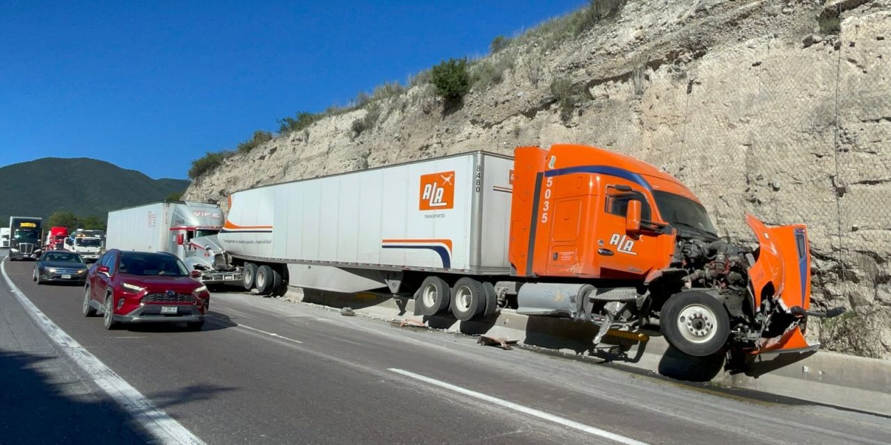 Chocan dos tráilers en la Carretera 57
