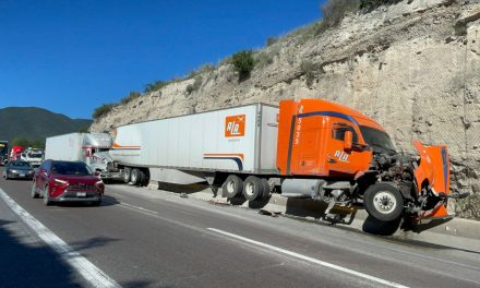 Chocan dos tráilers en la Carretera 57