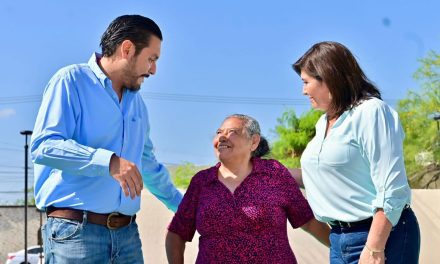 Carlos Villarreal entrega plaza rehabilitada en la colonia Praderas