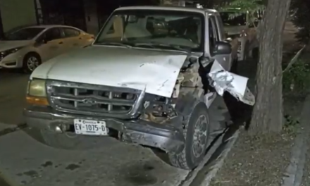 Saltillo: Causa daños en tres vehículos, ebrio huyó ayudado por unos amigos