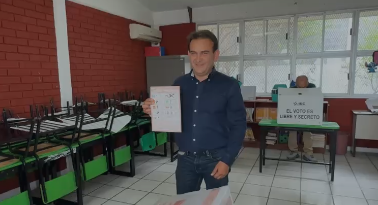 Álvaro Moreira acude a emitir su voto