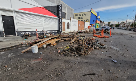 Saltillo: Desbordamiento de un arroyo afectó la circulación en Rayón y Pedro Agüero
