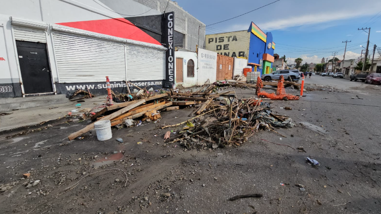 Saltillo: Desbordamiento de un arroyo afectó la circulación en Rayón y Pedro Agüero