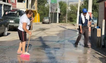 Saltillo: Vecinos siguen limpiando sus domicilios tras fuertes lluvias del jueves por la tarde