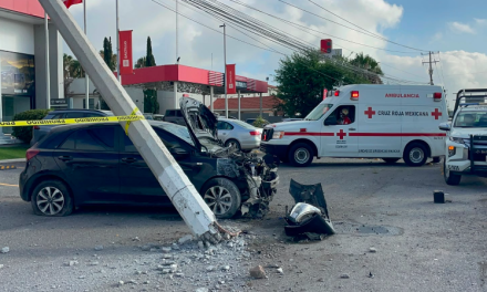 Saltillo: Joven ebrio choca contra transporte y termina impactado contra poste