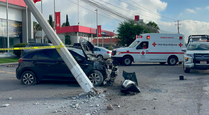 Saltillo: Joven ebrio choca contra transporte y termina impactado contra poste