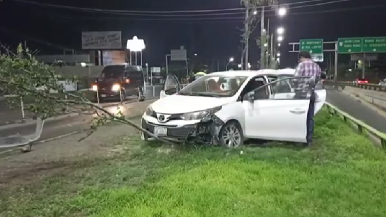 Saltillo: Lo mandan sobre el camellón, responsable logró escapar
