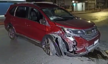 Saltillo: Abandonan camioneta tras choque, conductor ebrio derribó un poste
