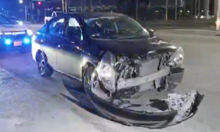 Saltillo: Le destrozan el frente a coche, responsable huyó tras el accidente