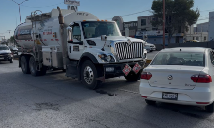 Saltillo: Pipa choca y arrastra automóvil en  Luis Echeverría