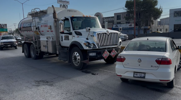 Saltillo: Pipa choca y arrastra automóvil en  Luis Echeverría