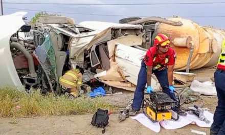 Conductor de tractocamión es trasladado de emergencia tras quedar prensado en la carretera 57