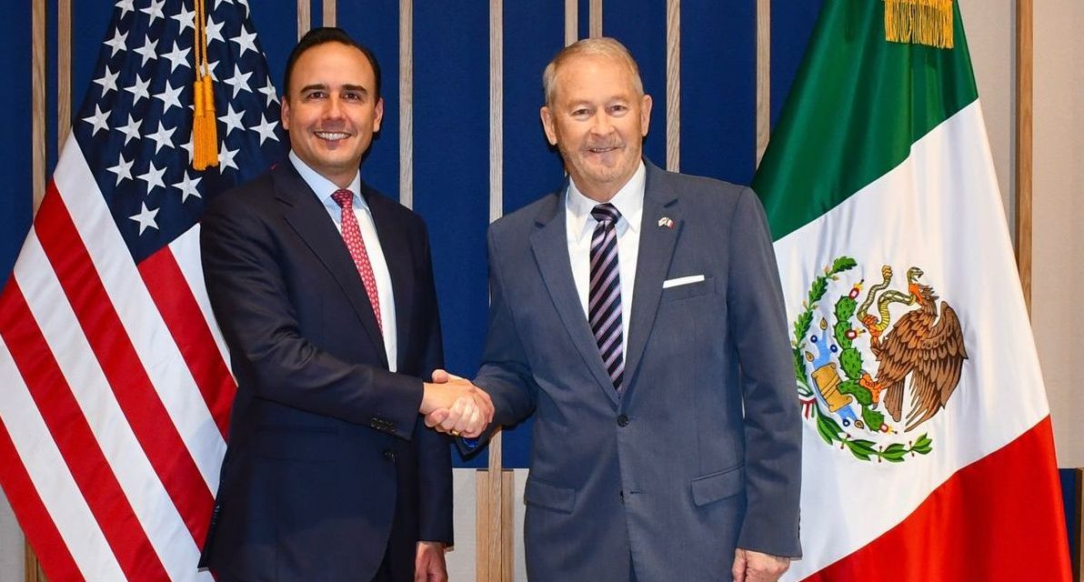 Manolo Jiménez fortalece lazos de amistad con el embajador de EE. UU.