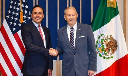 Manolo Jiménez fortalece lazos de amistad con el embajador de EE. UU.