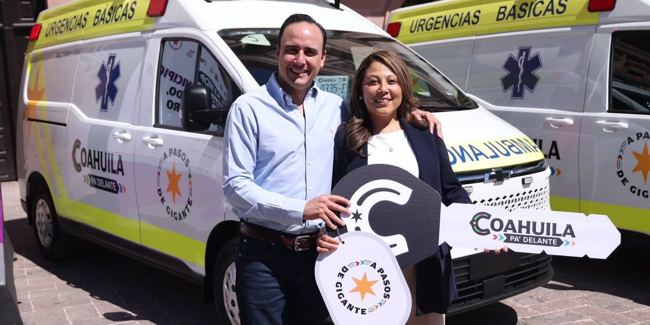 Manolo Jiménez entrega ambulancias a seis municipios del estado