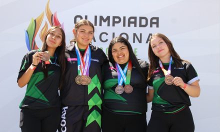 Felicita Manolo Jiménez a los representantes de la Olimpiada Nacional