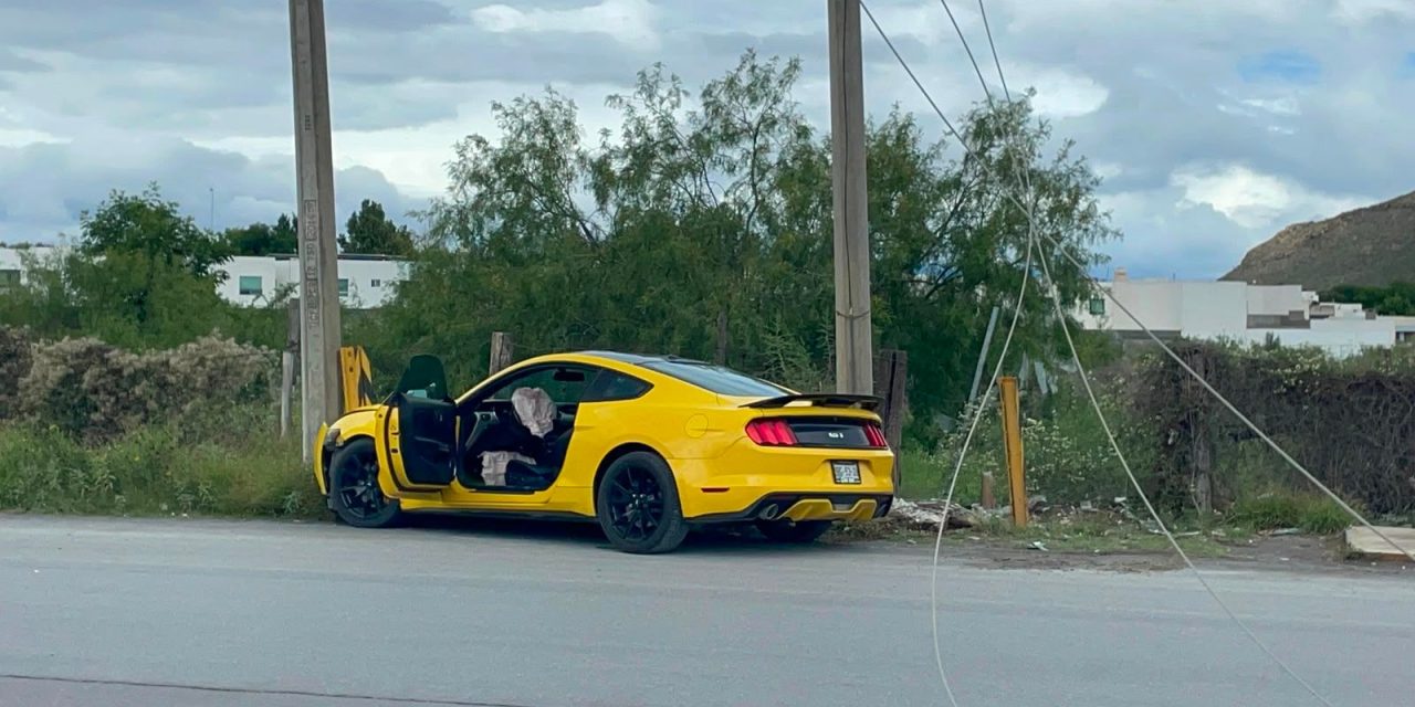 Mustang detiene su camino en un poste tras perder el control