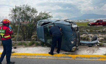 Dejan vehículo abandonado tras volcadura en Ramos Arizpe