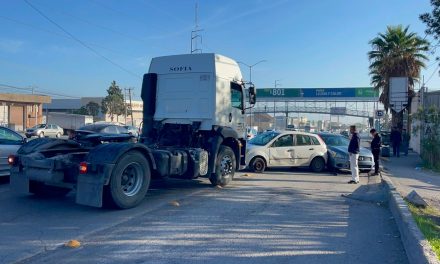 Tractocamión hace mala maniobra y golpea un par de autos en Saltillo
