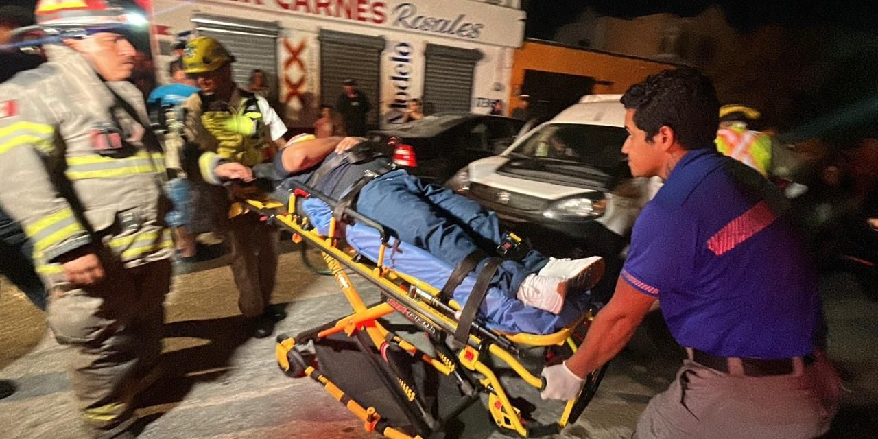 Hombre queda atrapado en su camioneta tras violento impacto en Saltillo