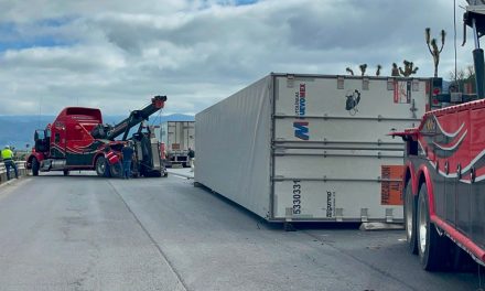 Otra volcadura en Los Chorros; tractocamión se quedó dormido