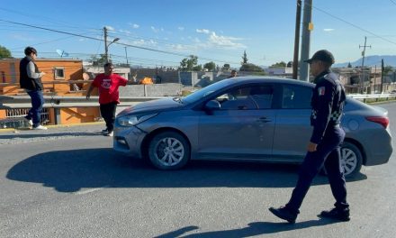 Conductora sufre falla mecánica y se estrella en Saltillo