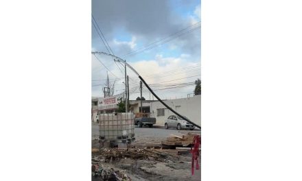 Intensas lluvias de Saltillo dejan fuga de agua en la calle de Rayón
